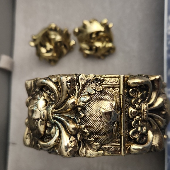 WHITING & DAVIS Bracelet and matching clip on screw bk earrings - Picture 8 of 12